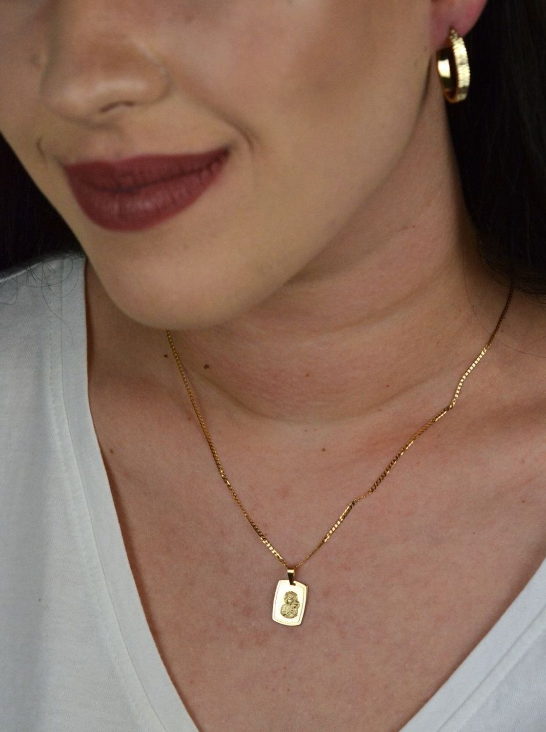 Złoty medalik z wizerunkiem Matki Boskiej Częstochowskiej. ZA 6062E.jpg